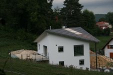 Haus ohne Gerüst III, mit Sonnenkollektoren.jpg