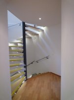 Treppe eingepackt mit LEDs.jpg